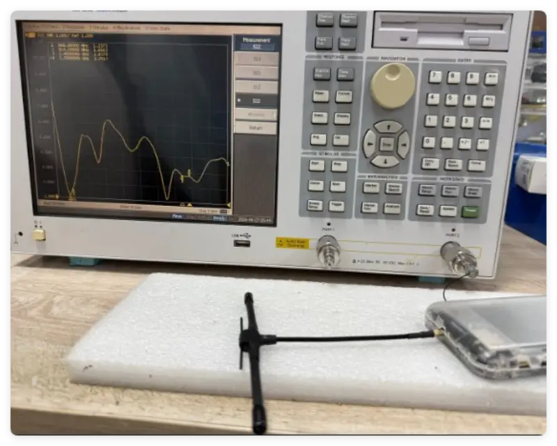 Hvorfor er det viktig å ta hensyn til VSWR (Voltage Standing Wave Ratio) når du velger en antenne?